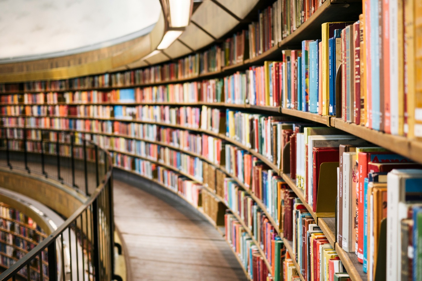 Estantes de uma biblioteca